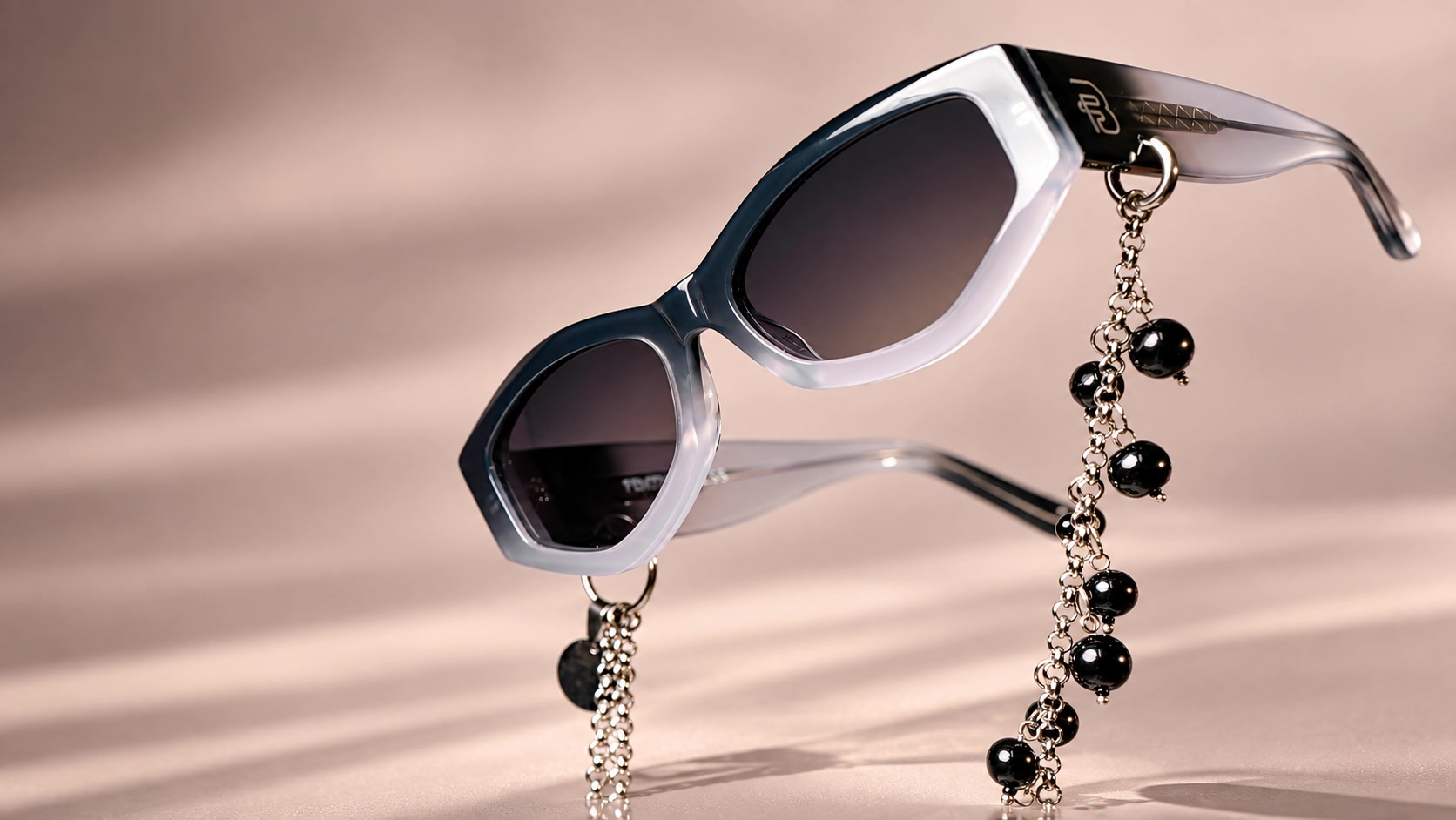 Gafas FENTO con accesorio artesanal de BLESS HANDMADE