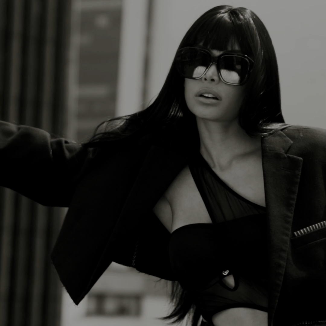 Retrato en blanco y negro de Vanesa Pulgarin con gafas oscuras