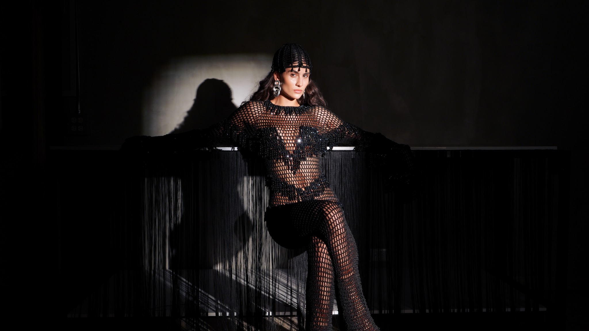 Campaña de moda de BLESS FRAME con modelo vestida de negro bajo una luz cinematográfica